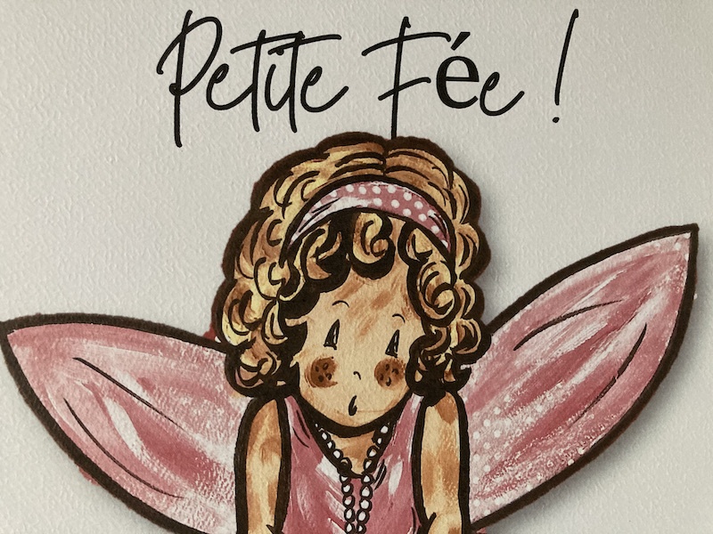 AFFICHE ENFANT FILLE PETITE FÉE ROSE À POIS AVEC SES AILES – Image 3