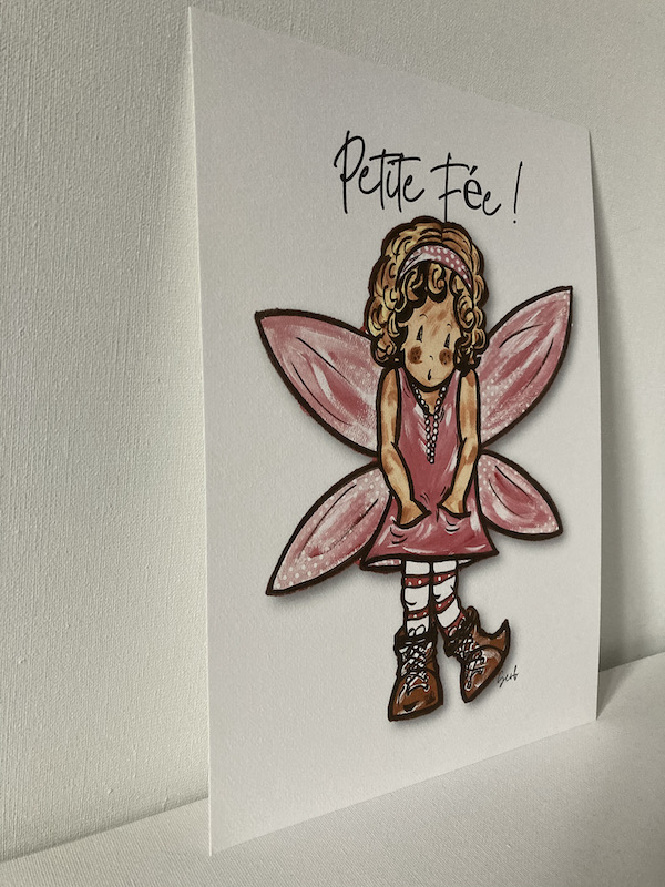 AFFICHE ENFANT FILLE PETITE FÉE ROSE À POIS AVEC SES AILES – Image 2