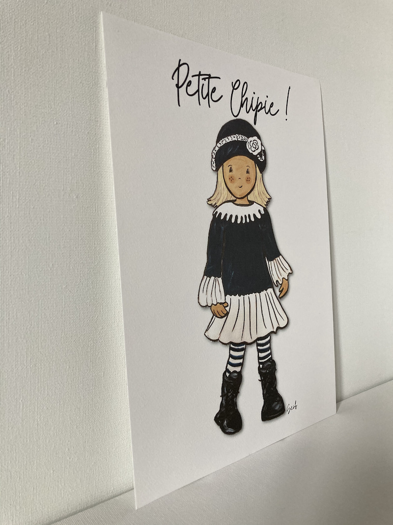 AFFICHE ENFANT FILLE PETITE FILLE MODÈLE BLEU MARINE ET BLANC BLONDE AVEC BONNET À FLEUR – Image 2