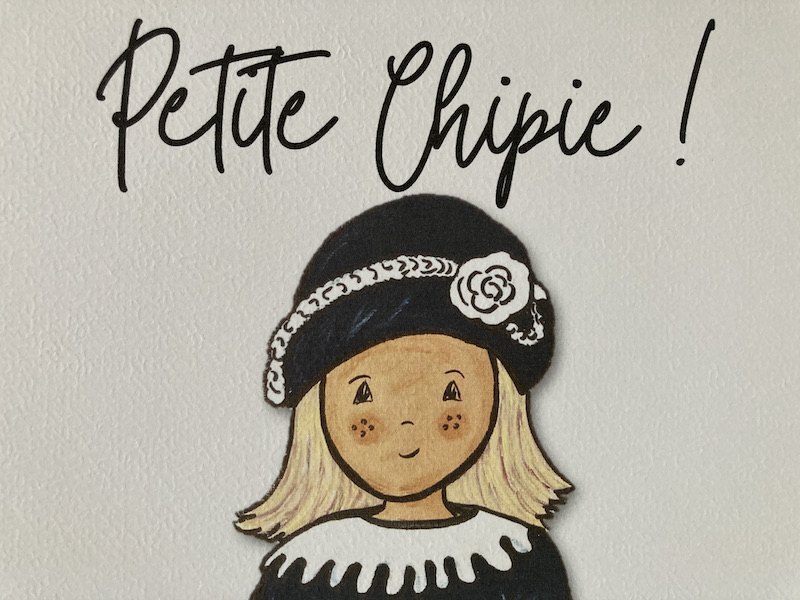 AFFICHE ENFANT FILLE PETITE FILLE MODÈLE BLEU MARINE ET BLANC BLONDE AVEC BONNET À FLEUR – Image 4