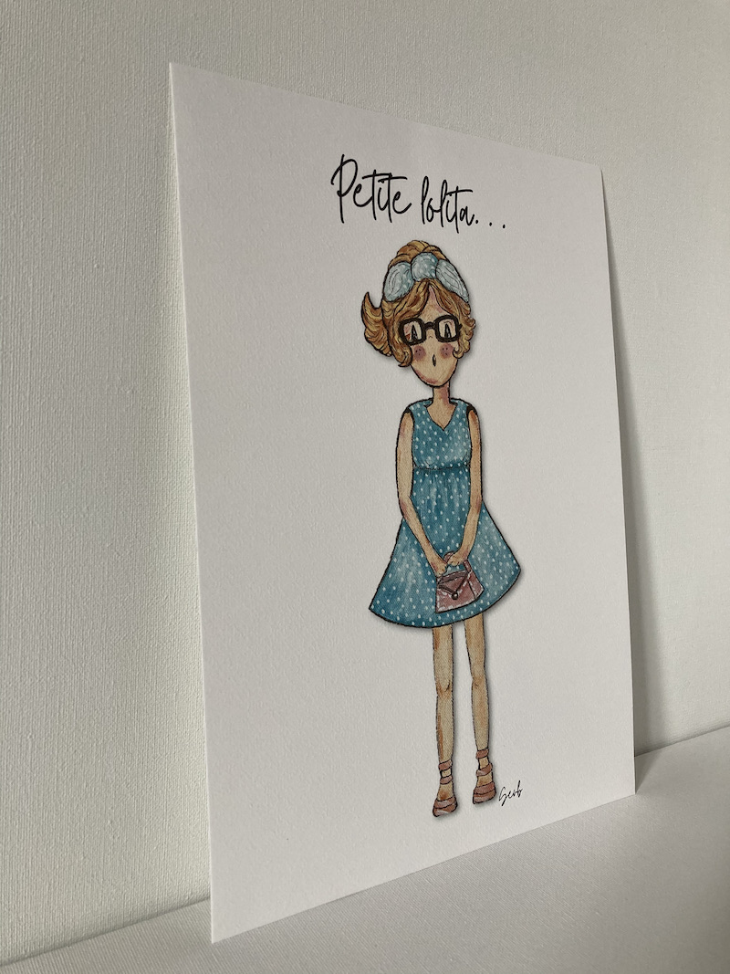 AFFICHE ENFANT FILLE PETITE LOLITA BLEUE À POIS BLANC ET LUNETTES – Image 2