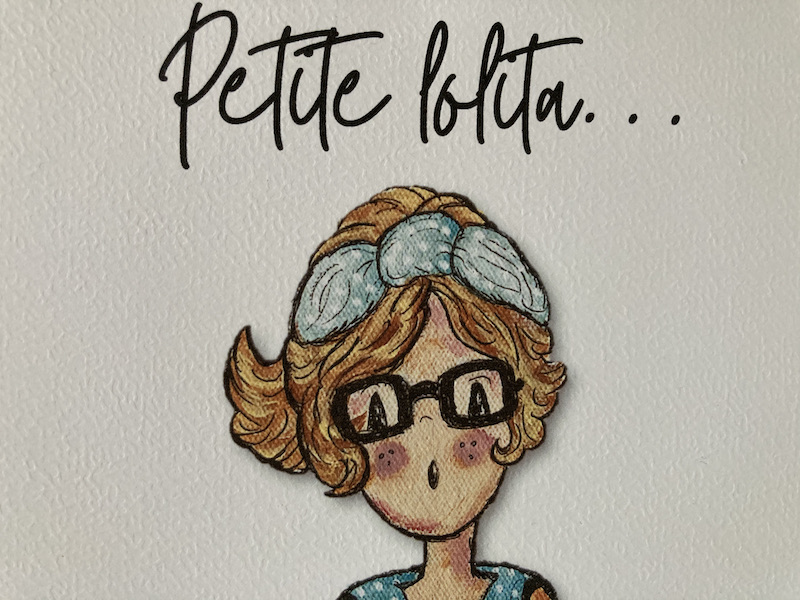 AFFICHE ENFANT FILLE PETITE LOLITA BLEUE À POIS BLANC ET LUNETTES – Image 4