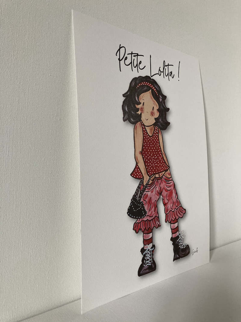 AFFICHE ENFANT FILLE PETITE LOLITA ROUGE BRUNE À POIS – Image 2