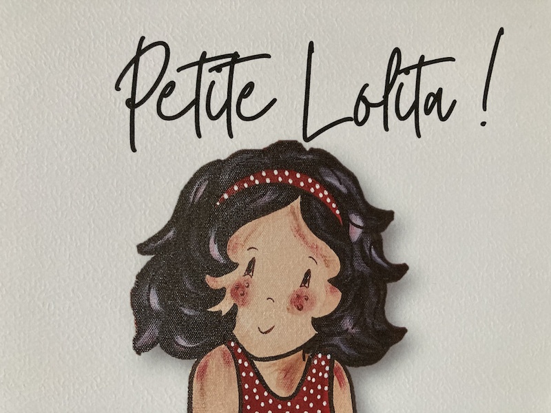 AFFICHE ENFANT FILLE PETITE LOLITA ROUGE BRUNE À POIS – Image 4