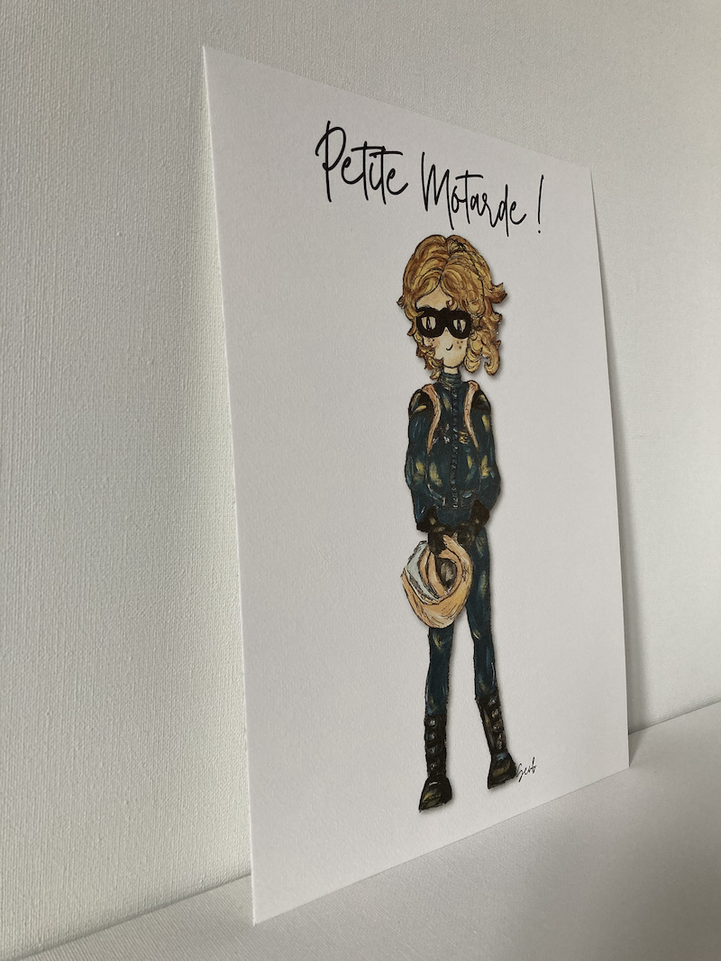 AFFICHE ENFANT FILLE PETITE MOTARDE AVEC SA TENUE ET SON CASQUE – Image 2