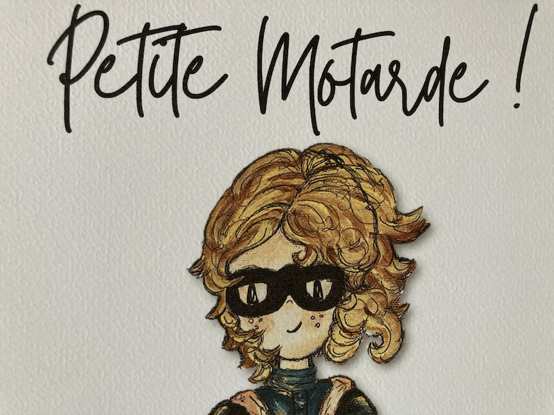 AFFICHE ENFANT FILLE PETITE MOTARDE AVEC SA TENUE ET SON CASQUE – Image 4